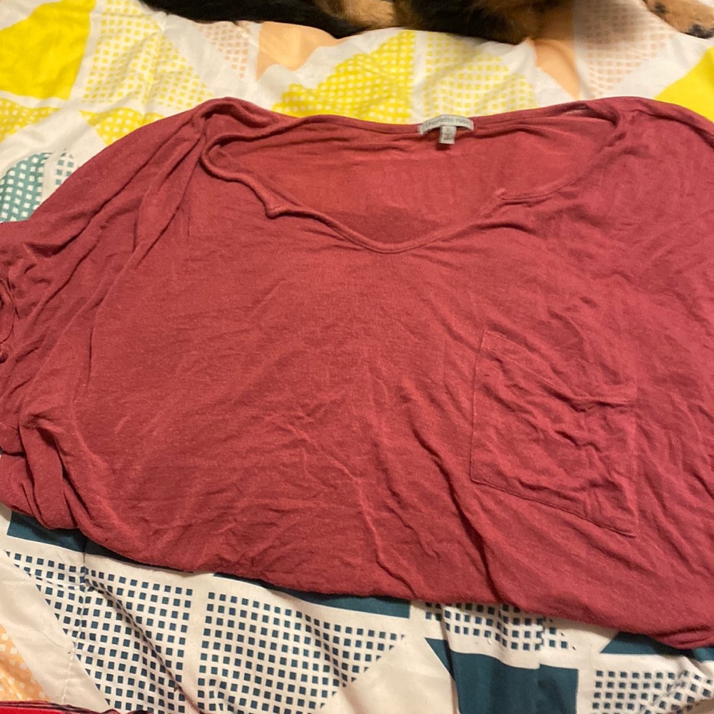 Low V-neck tee